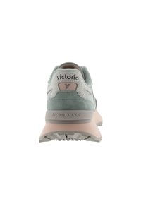 Zapatillas con parte superior de cuero blanco texturizado, acentos de gamuza verde pastel, entresuela rosa clara y un logo en el talón.