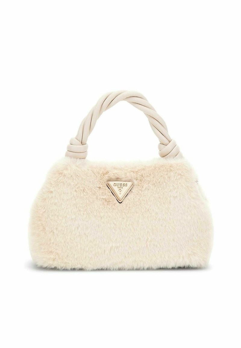 Witte nepbont handtas met een gevlochten handvat, voorzien van een driehoekig metallic logo accent aan de voorkant. Zachte textuur, ronde vorm.