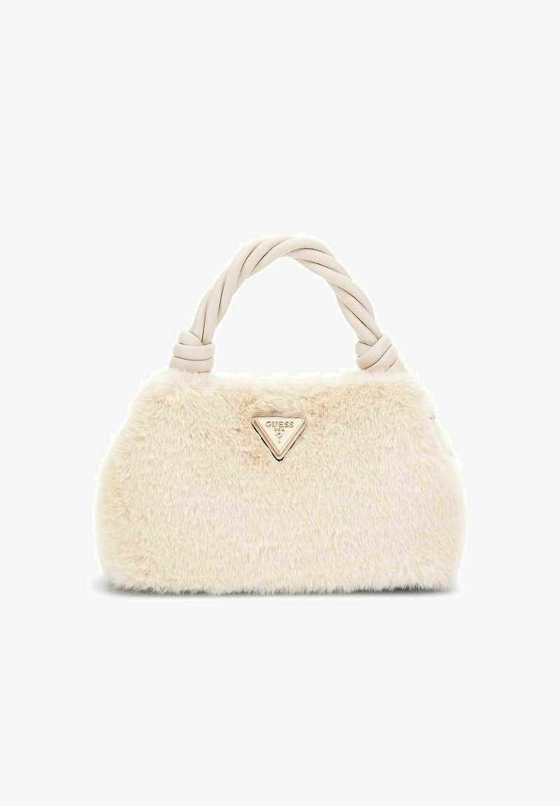 Witte nepbont handtas met een gevlochten handvat, voorzien van een driehoekig metallic logo accent aan de voorkant. Zachte textuur, ronde vorm.