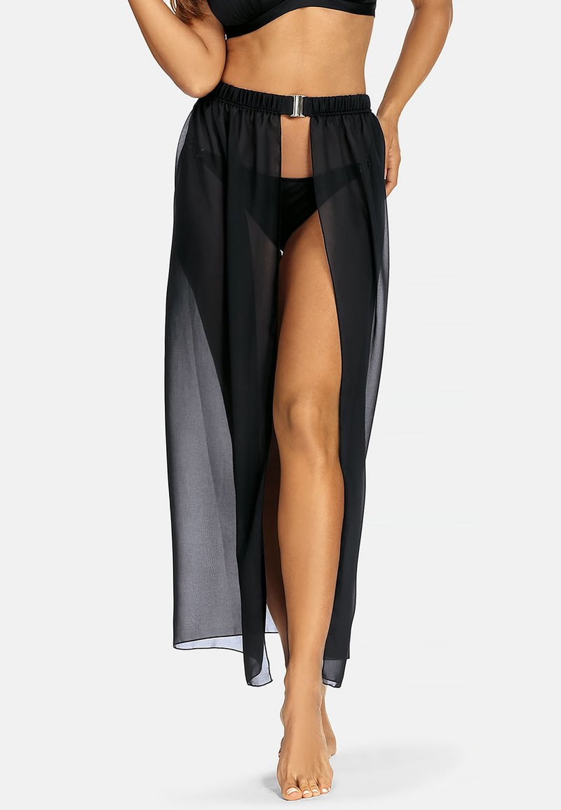 Czarna, przezroczysta spódnica z otwartym przodem, z wysokim rozcięciem i metalicznym akcentem w pasie. Miękka, lekka tkanina.