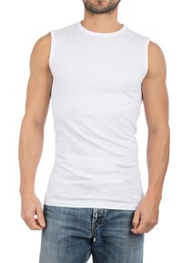 Witte mouwloze sportshirt van glad katoen, met een ronde hals en een aansluitende pasvorm, gecombineerd met blauwe denim jeans.