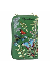 Groene leren portemonnee met botanische kunst, waaronder een blauwe en een rode vlinder, met bloem- en loofontwerpen in levendige kleuren.
