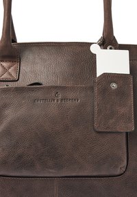 Bolso de cuero marrón con un acabado texturizado, asas resistentes y un tarjetero desmontable. Logo grabado visible en la parte frontal.