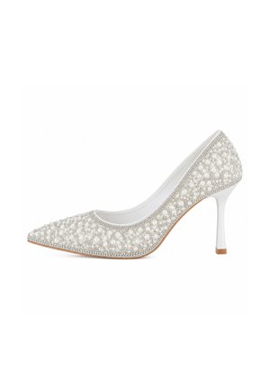Zapato blanco de tacón alto con puntera puntiaguda, decorado con racimos de perlas y pequeñas cuentas plateadas por toda la superficie.