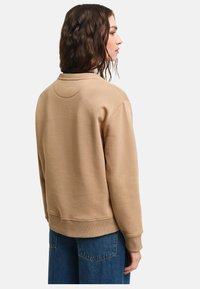 GANT SHIELD C NECK - Sweatshirt - caramel beige