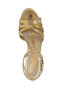 Gouden heeled sandaal met een gestructureerde bovenkant, bloemaccent en metallic banden. Heeft een open teenontwerp en gouden letters op de binnenzool.