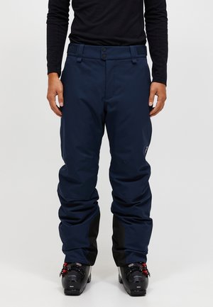 Tumedad sinise suusad lahtise lõikega, sileda tekstuuriga, reguleeritava vöökoha ja Velcro kinnitustega, mustade detailidega pahkluude lähedal.