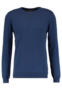 Dunkelblau gestrickter Pullover mit langen Ärmeln, Rundhalsausschnitt sowie gerippten Bündchen und Saum. Mit einem kleinen Logodetail nahe dem unteren Saum.
