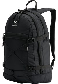 Mochila negra con parte superior redondeada, hecha de un tejido duradero. Cuenta con correas ajustables, un bolsillo externo con cremallera y detalle de cuerda elástica.