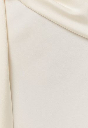 Crèmegekleurd stof met een gladde, zijdezachte textuur, licht gevouwen aan de bovenste rechter- en linkerzijkanten.