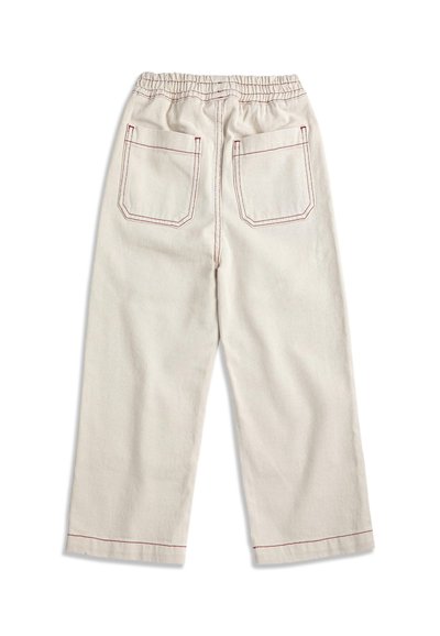 Pantalon ample couleur blanc cassé avec taille élastique et poches arrière, détaillé avec des coutures rouges visibles sur fond blanc.