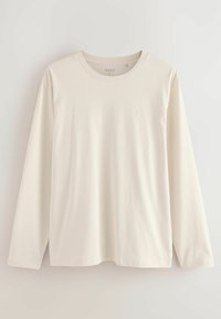 Lange mouw crèmekleurig t-shirt met een ronde hals en subtiele merklogo op de borst, weergegeven tegen een lichte achtergrond.