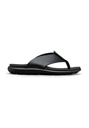 Sandale noire slip-on avec large bride et entre-doigt, semelle rembourrée conçue pour le confort et un usage décontracté.