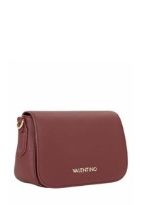 Piccola borsa a spalla Valentino in pelle testurizzata di colore rosso scuro con logo dorato sulla patta frontale e anello decorativo laterale.
