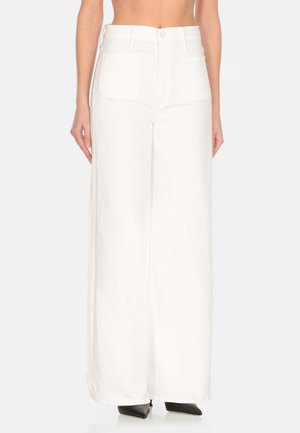 Pantaloni bianchi a gamba larga con vita alta, caratterizzati da una chiusura con bottone frontale, due tasche posteriori e realizzati in un tessuto leggero.