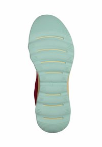 Suola di una scarpa con una base in gomma verde menta, caratterizzata da righe orizzontali e linee accentate gialle, forma curva e texture complessivamente liscia.