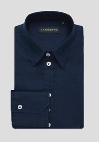 Granatowa koszula z długim rękawem, wykonana z fakturowanej tkaniny, z klasycznym kołnierzykiem, białymi guzikami i pojedynczym mankietem. Widoczna metka marki.
