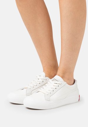 Weiße Leinen-Sneaker mit flacher Gummisohle, runder Zehenpartie und kontrastierenden Nähten. Verfügt über ein schnürbares Design und ein dezentes Logo-Detail.
