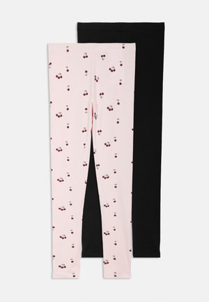 To par leggings: ett rosa med kirsebærmønster og det andre ensfarget svart. Begge er tettsittende og laget av et elastisk stoff.