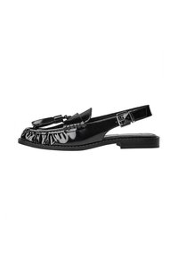 Schwarze Lackleder Slingback-Loafers; runde Schuhspitze; Rüschendetails an der Vorderseite; metallisches Akzentband; flacher, niedriger Absatz; verstellbarer Schnallenriemen.