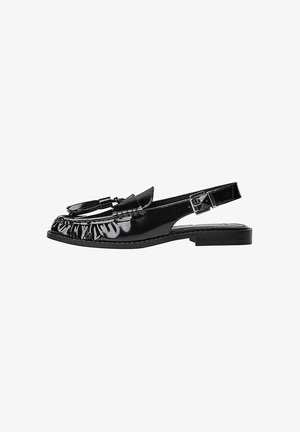 Loaferi neagră din piele lăcuită, cu toc slingback; vârf rotunjit; detalii ondulate pe față; fundiță metalică; toc jos, plat; curea reglabilă cu cataramă.