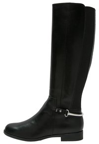Bottes noires en cuir, montantes jusqu'au genou, présentant une finition lisse, des panneaux latéraux élastiques pour plus de flexibilité et un accent métallique à la cheville. Bout arrondi et talon bas.
