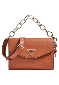 Brun faux læder crossbody taske med en fold-over klaap, guldkæde skulderrem og et fremtrædende trekantet Guess-logo på forsiden.
