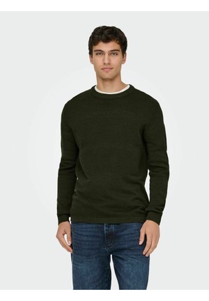 Dunkelgrüner Strickpullover mit strukturierten Streifen, Rundhalsausschnitt und gerippten Bündchen, kombiniert mit blauen Jeans.