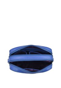 Blauwe leren handtas met ritssluiting, opengeklapt om meerdere compartimenten te tonen met paarse stoffen voering en kleine interne zakken.