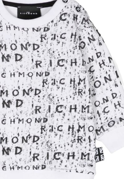 Felpa bianca con una stampa grafica nera della scritta "RICHMOND" in diverse dimensioni, con un'etichetta della bandiera britannica sul maniche e polsini a costine.