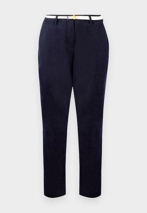 Chino marine à coupe slim, en tissu coton, avec une ceinture blanche dotée d'une boucle dorée. Texture lisse, jambes droites, design minimaliste.