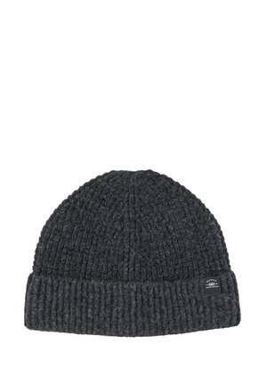 Gorro de punto gris oscuro para invierno con puño doblado y pequeña etiqueta de tela en el puño sobre un fondo blanco.