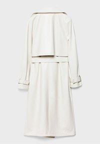 Trench-coat de couleur crème en tissu lisse. Comprend un col rabattable, une taille ceinturée et des boucles décoratives sur les manches.