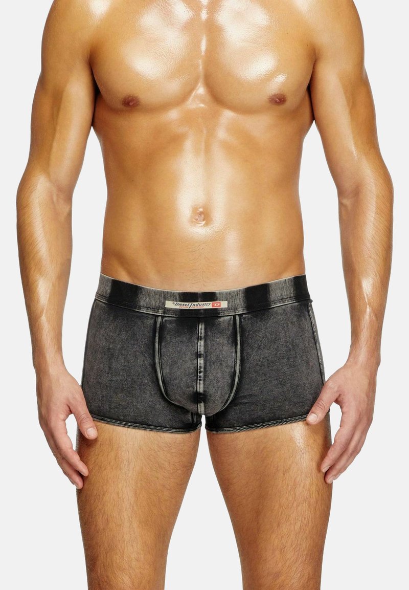 Boxer uomo in stile denim nero, con tessuto elasticizzato, elastico in vita con logo e cuciture a contrasto. Texture liscia e design aderente.