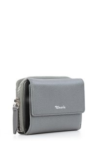 Portafoglio in pelle grigia con texture, dotato di chiusura con zip, presenta una patta e un dettaglio logo in tonalità argento. Forma rettangolare compatta con design minimalista.