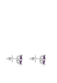 Orecchini a bottone in argento con due pietre preziose a taglio marquise di colore viola, inserite in un design geometrico aperto. Texture liscia con finitura lucida.