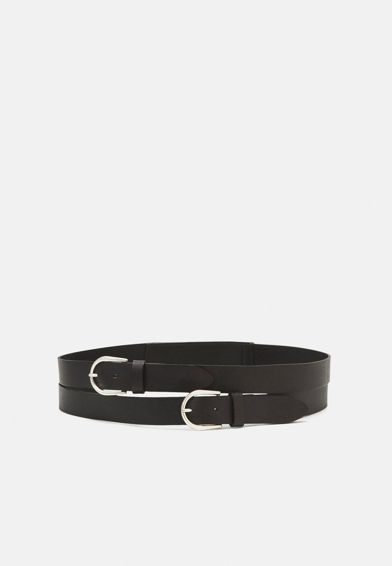 Double ceinture en cuir noir avec deux boucles métalliques argentées présentée sur fond blanc.