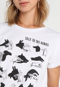 Mister Tee LADIES TALK TO THE HAND BOX TEE - T-shirts med print - white