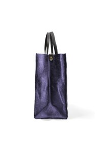 Paarse metallic tote bag met een rechthoekige vorm, voorzien van zwarte leren handvatten en een drukknoopsluiting aan de bovenkant. Gladde textuur.