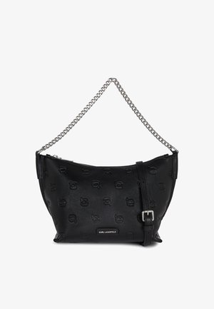 Svart lær skulderveske med preget logomønster, sølvkjede stropp og justerbart belte. Har hel glidelås og flat silhuett.