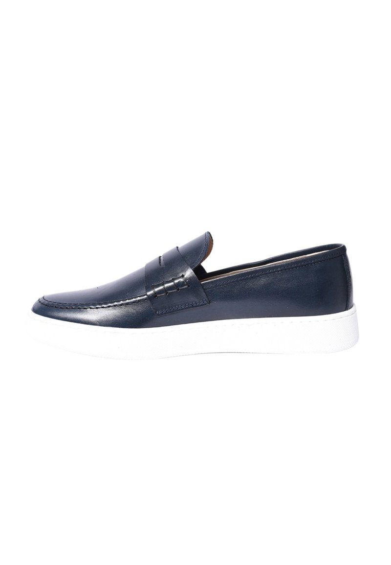 Scarpe slip-on in pelle blu navy con punta arrotondata, cuciture decorative e suola in gomma bianca. Presentano elastico laterale per una facile calzata.