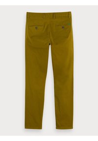 Chinos jaune moutarde en twill de coton. Les caractéristiques incluent un devant plat, deux poches arrière avec fermeture à bouton et des jambes droites.