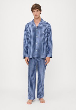 Ensemble de pyjama bleu et blanc à carreaux avec manches longues et pantalon, présentant un design de chemise à boutons et une texture de tissu douce. Pas de logos visibles.