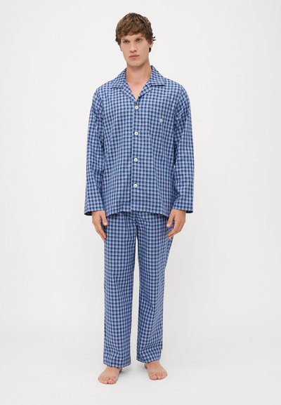 Blå- og hvidternet pyjamassæt med lange ærmer og bukser, der har en knaplukket skjorte-design og blød stofstruktur. Ingen synlige logoer.