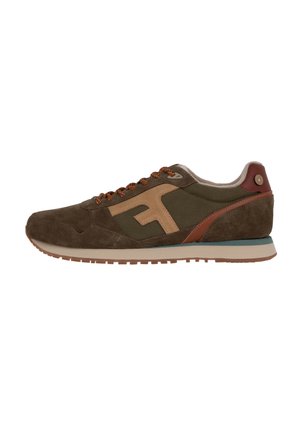 Braune und grüne Wildledersneaker mit einem hellbraunen Logo, braunen Schnürsenkeln und einer strukturierten Sohle. Verfügt über einen Lederakzent an der Ferse.