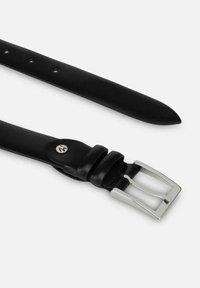 Cintura in pelle nera con una texture liscia, dotata di una fibbia in metallo argentato e numerosi fori di regolazione. Punta affusolata per uno stile elegante.