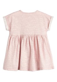 Helles rosa Kleid mit geometrischem Muster, kurzen Ärmeln, runden Ausschnitt und gerafftem Rock. Der Stoff hat eine weiche Textur.