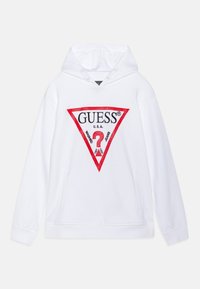 Felpa bianca con un grande grafico triangolare rosso che presenta "GUESS®" e un motivo a nastri dettagliato. Include una tasca frontale e cappuccio.