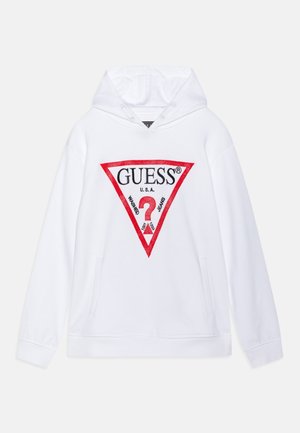 Biely mikina s kapucňou so veľkým červeným trojuholníkovým grafickým dizajnom s nápisom "GUESS®" a detailným vzorom stuhy. Obsahuje predné vrecko a kapucu.