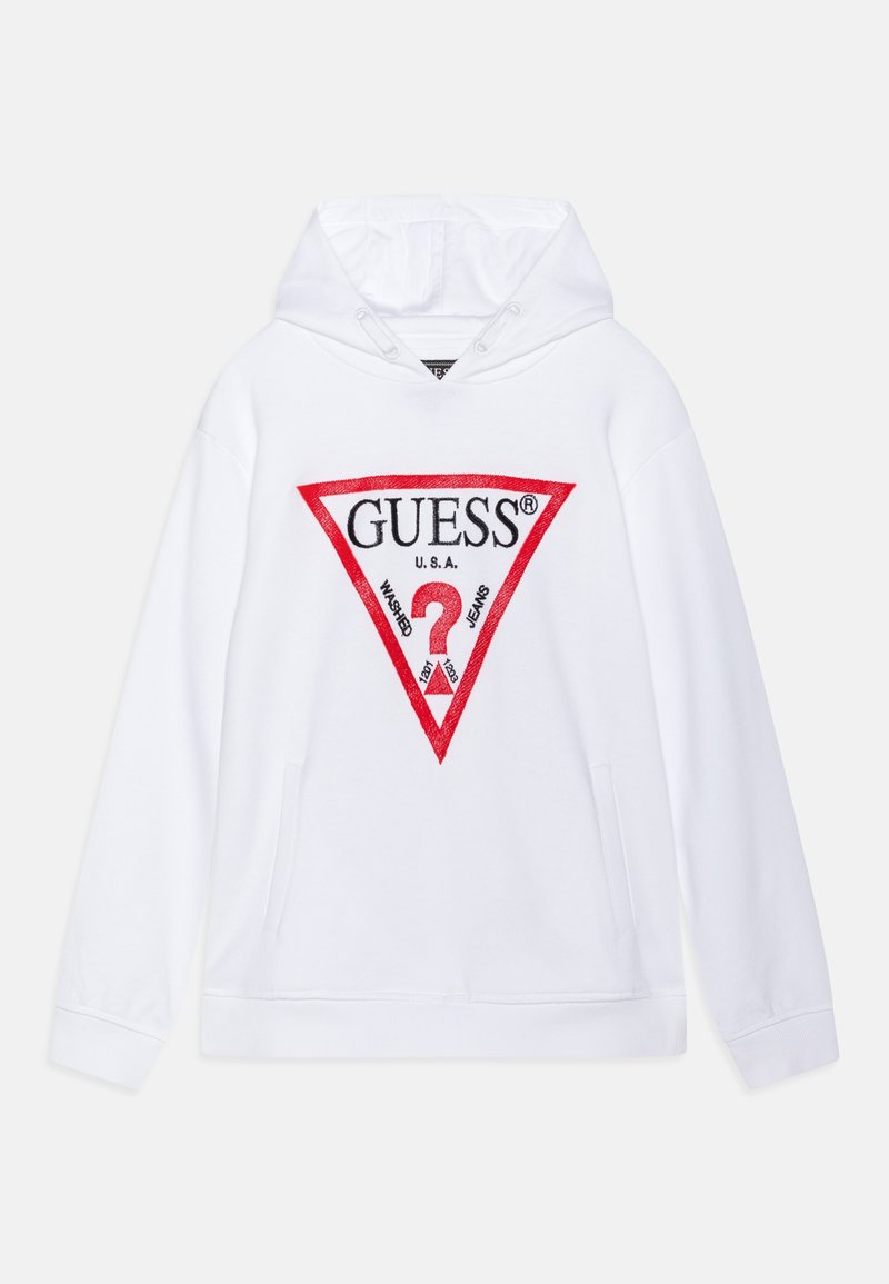 Felpa bianca con un grande grafico triangolare rosso che presenta "GUESS®" e un motivo a nastri dettagliato. Include una tasca frontale e cappuccio.